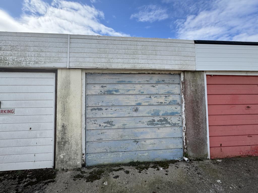 Lot: 157 - TWO-BEDROOM LINKED BUNGALOW FOR UPDATING AND REPAIR - Garage
